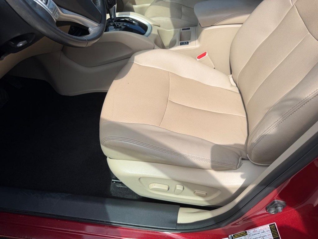 Nissan Rogue Vehicle Full-screen Gallery Image 19