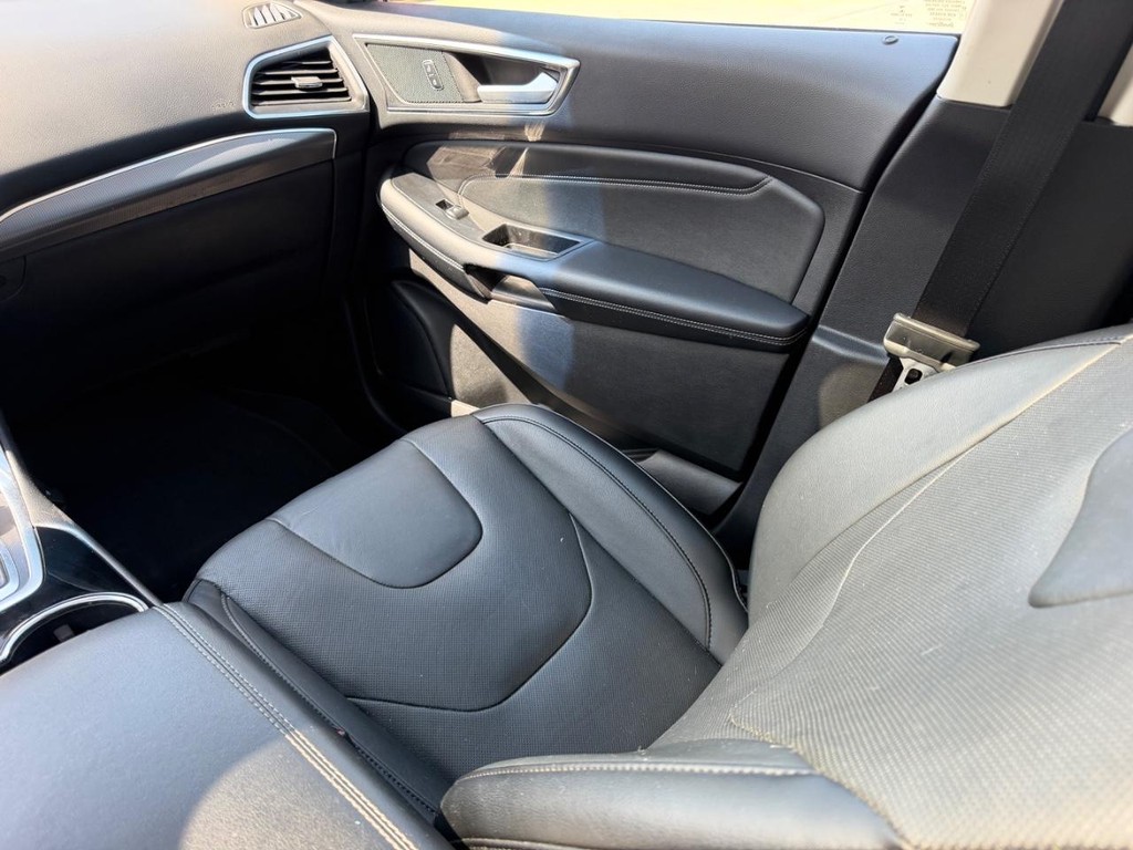 Ford Edge Vehicle Full-screen Gallery Image 17