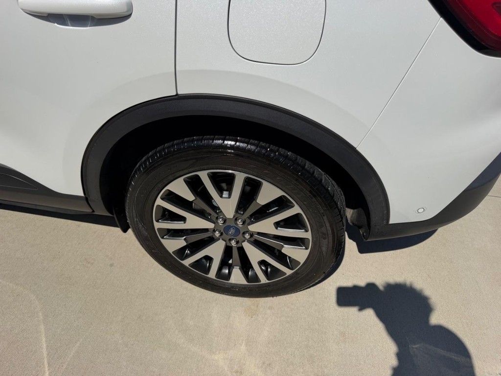 Ford Escape Vehicle Full-screen Gallery Image 7