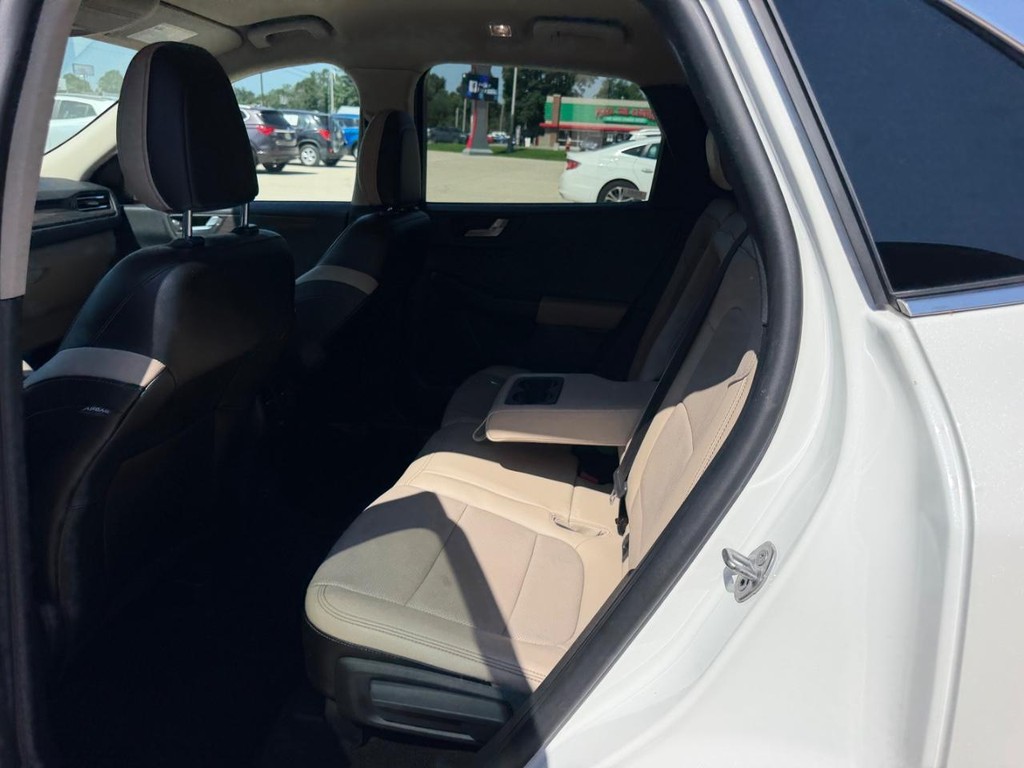 Ford Escape Vehicle Full-screen Gallery Image 8
