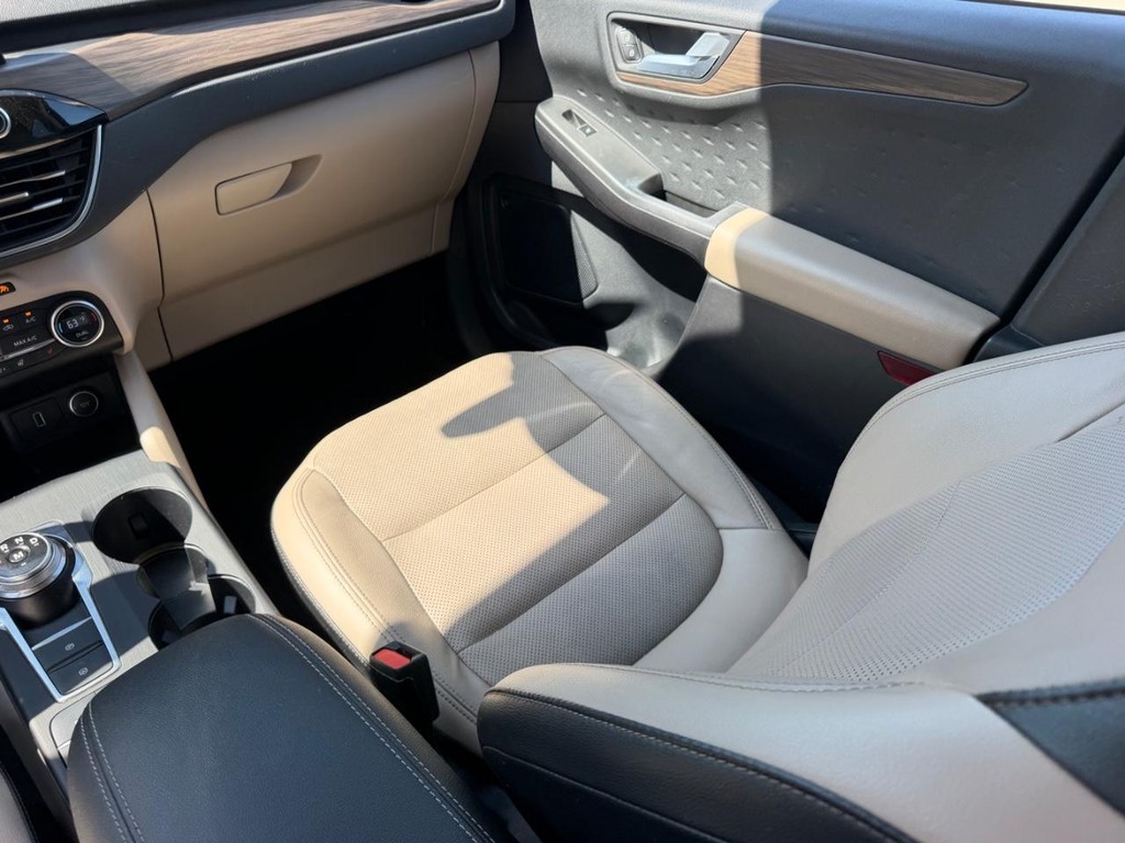 Ford Escape Vehicle Full-screen Gallery Image 16