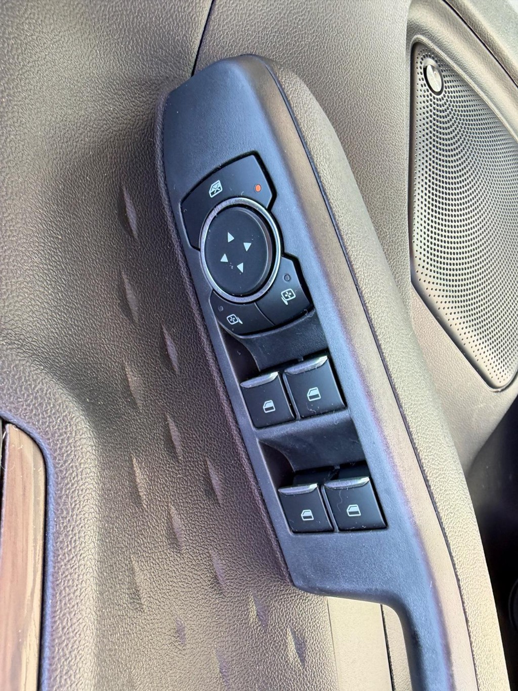 Ford Escape Vehicle Full-screen Gallery Image 17