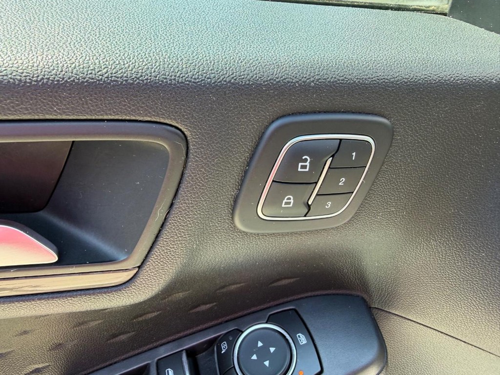 Ford Escape Vehicle Full-screen Gallery Image 18