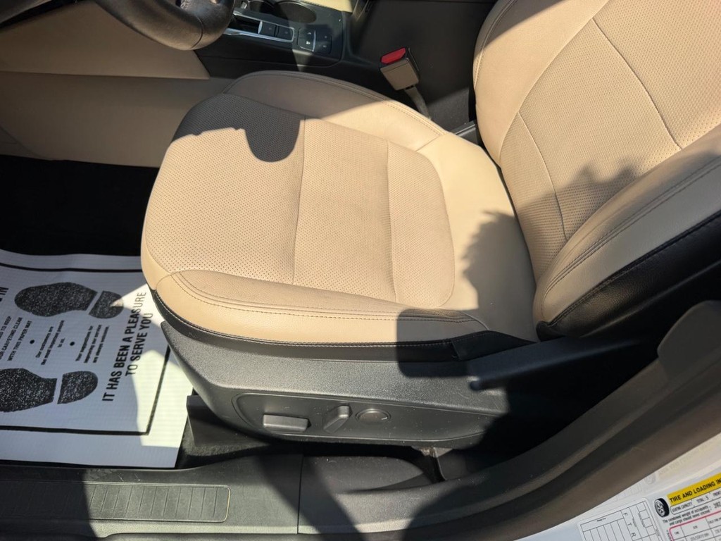 Ford Escape Vehicle Full-screen Gallery Image 19