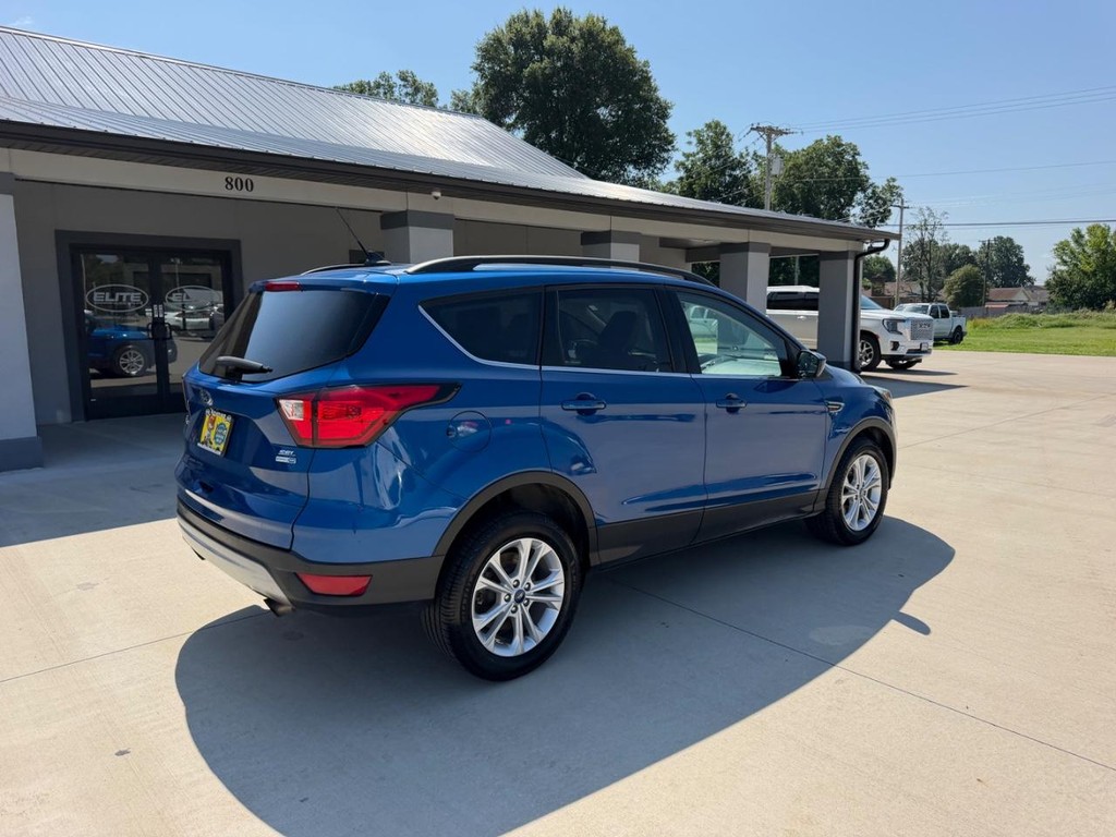 Ford Escape Vehicle Full-screen Gallery Image 3