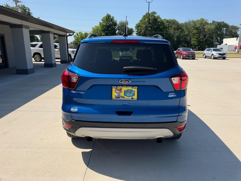 Ford Escape Vehicle Full-screen Gallery Image 4