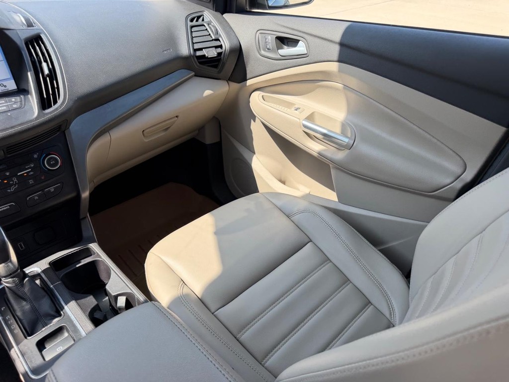 Ford Escape Vehicle Full-screen Gallery Image 16