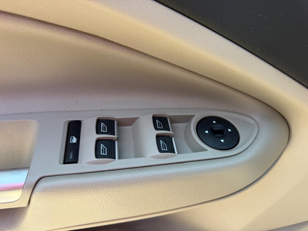 Ford Escape Vehicle Full-screen Gallery Image 17