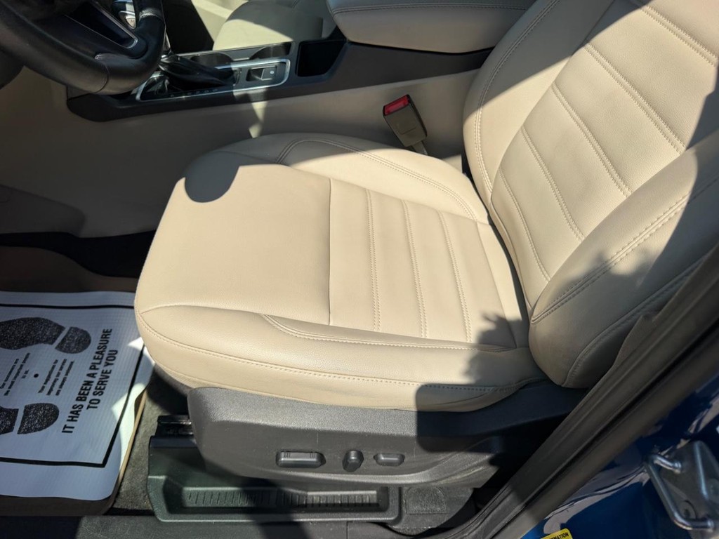 Ford Escape Vehicle Full-screen Gallery Image 18