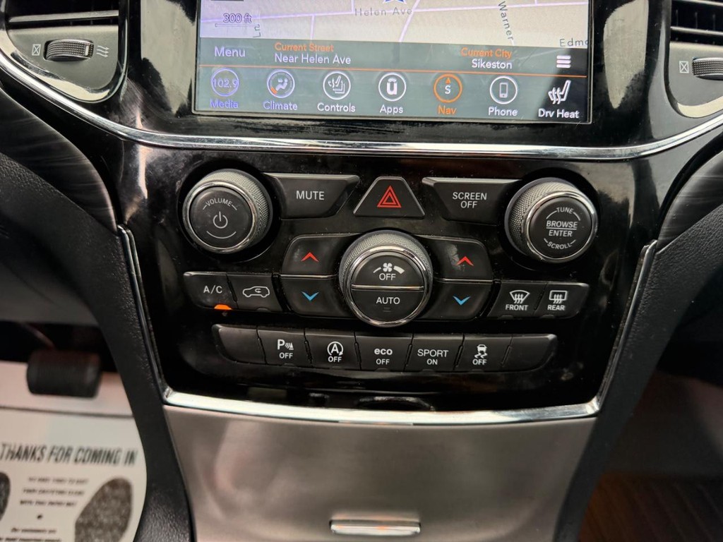 Jeep Grand Cherokee Vehicle Full-screen Gallery Image 15