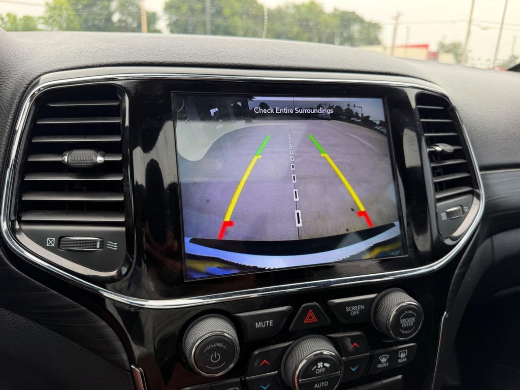 Jeep Grand Cherokee Vehicle Full-screen Gallery Image 21