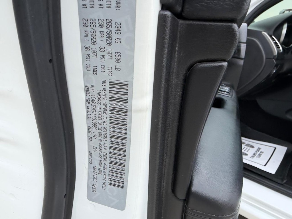 Jeep Grand Cherokee Vehicle Full-screen Gallery Image 22