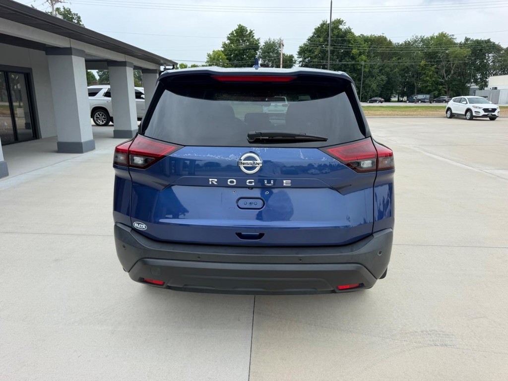 Nissan Rogue Vehicle Full-screen Gallery Image 4