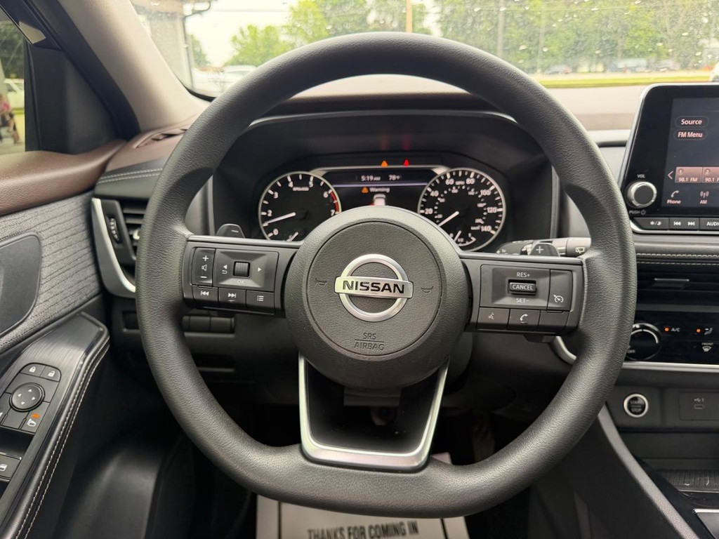 Nissan Rogue Vehicle Full-screen Gallery Image 9