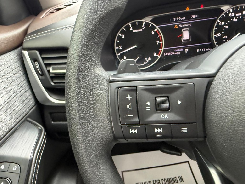Nissan Rogue Vehicle Full-screen Gallery Image 10