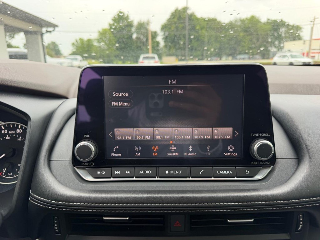 Nissan Rogue Vehicle Full-screen Gallery Image 12
