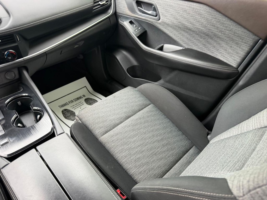 Nissan Rogue Vehicle Full-screen Gallery Image 15