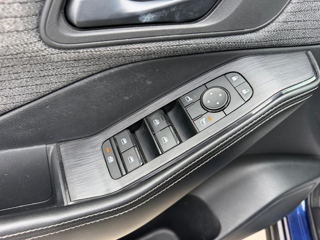 Nissan Rogue Vehicle Full-screen Gallery Image 16