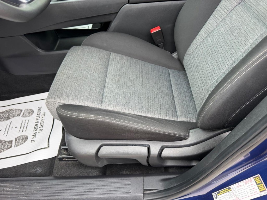Nissan Rogue Vehicle Full-screen Gallery Image 17
