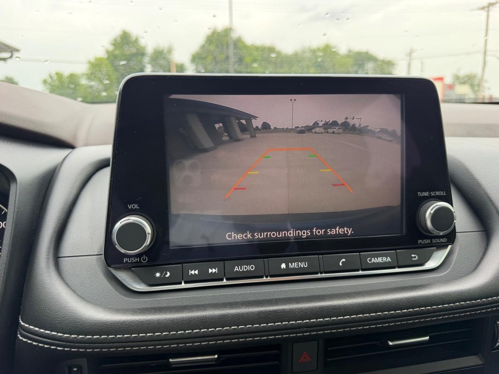 Nissan Rogue Vehicle Full-screen Gallery Image 19