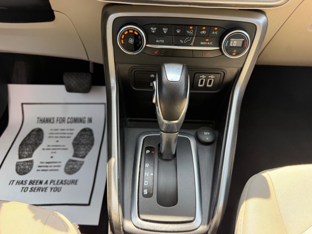 Ford EcoSport Vehicle Full-screen Gallery Image 15