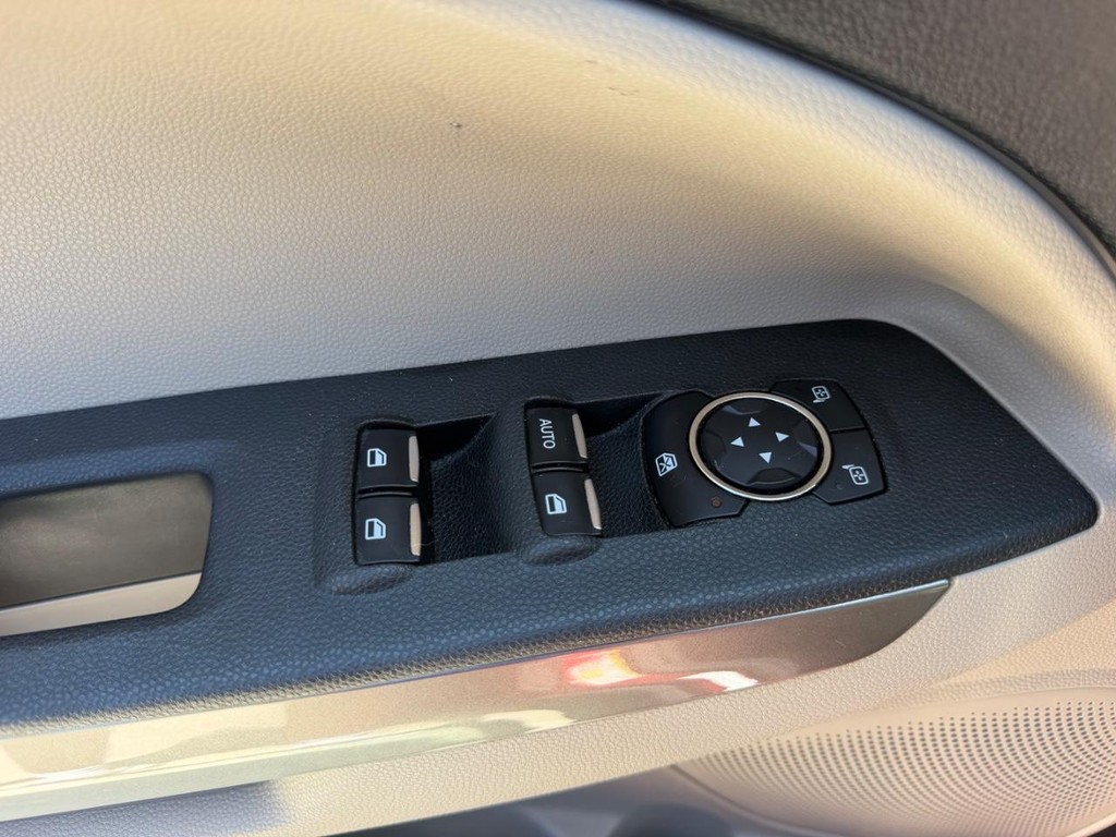 Ford EcoSport Vehicle Full-screen Gallery Image 17