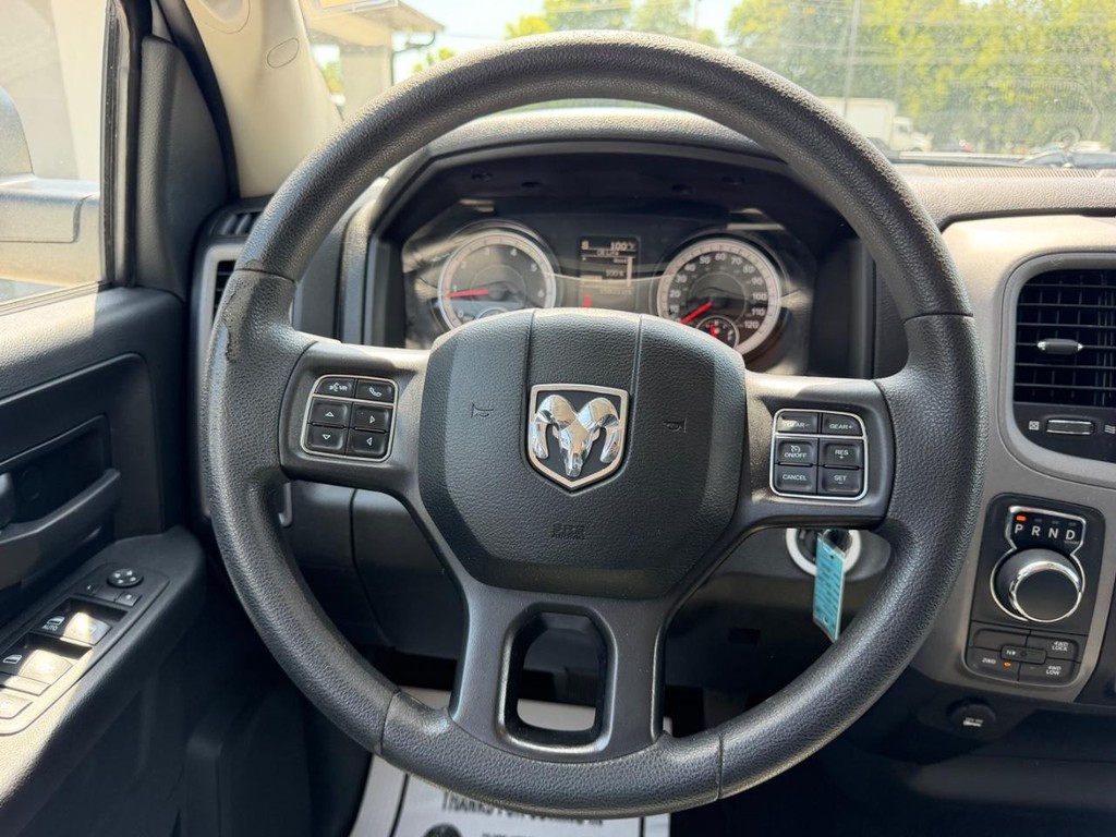 Ram 1500 Classic Vehicle Full-screen Gallery Image 9