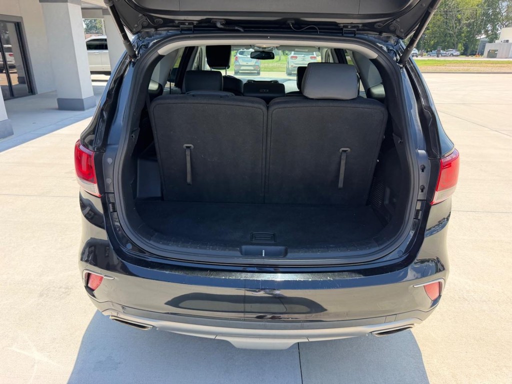 Hyundai Santa Fe Vehicle Full-screen Gallery Image 5
