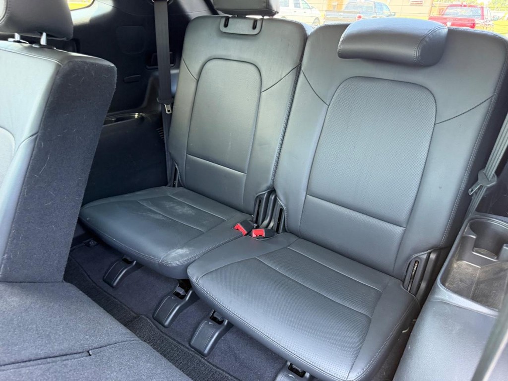 Hyundai Santa Fe Vehicle Full-screen Gallery Image 8