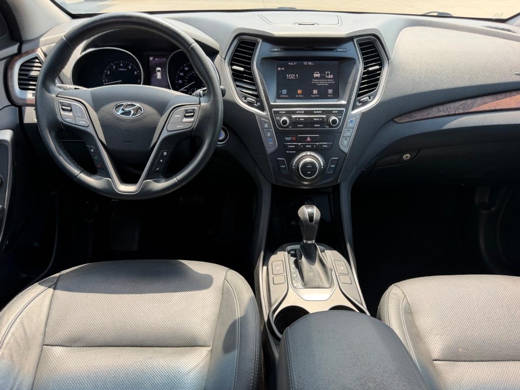 Hyundai Santa Fe Vehicle Full-screen Gallery Image 10