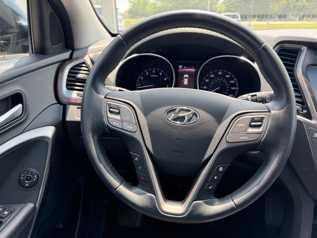 Hyundai Santa Fe Vehicle Full-screen Gallery Image 11