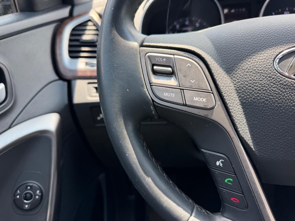 Hyundai Santa Fe Vehicle Full-screen Gallery Image 12