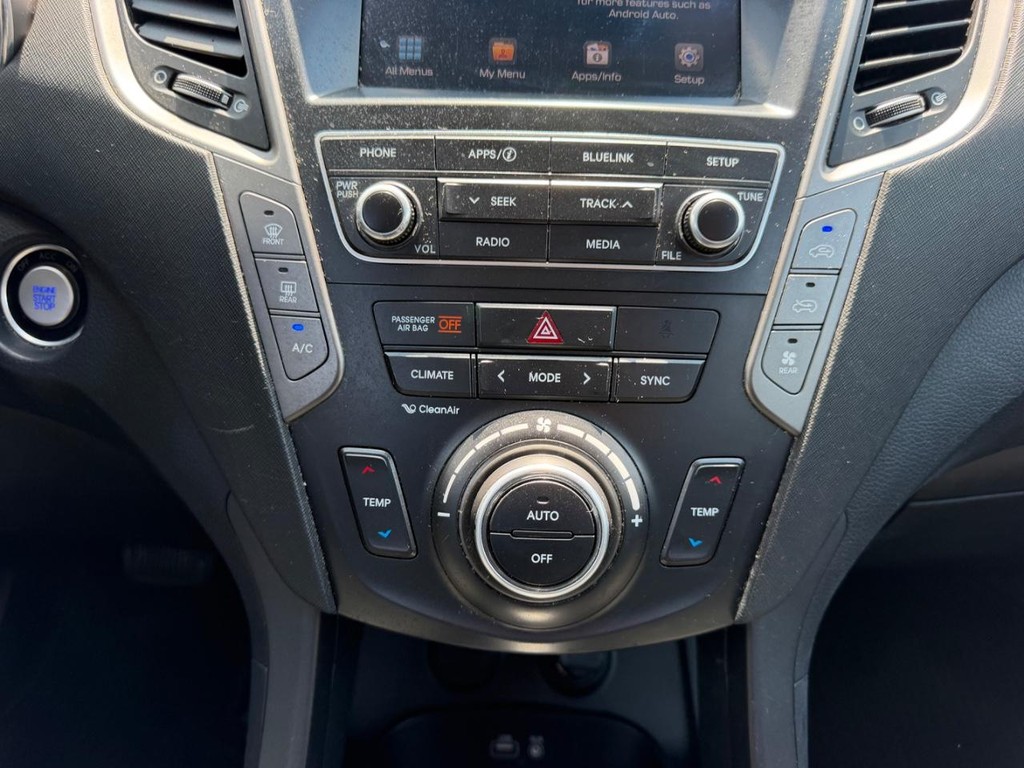Hyundai Santa Fe Vehicle Full-screen Gallery Image 15