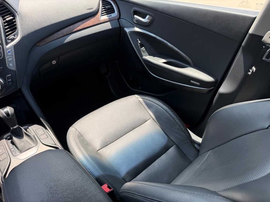 Hyundai Santa Fe Vehicle Full-screen Gallery Image 17