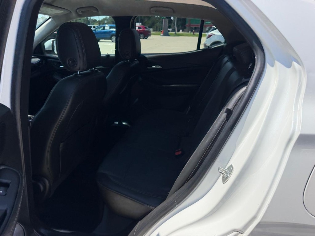 Buick Encore GX Vehicle Full-screen Gallery Image 07