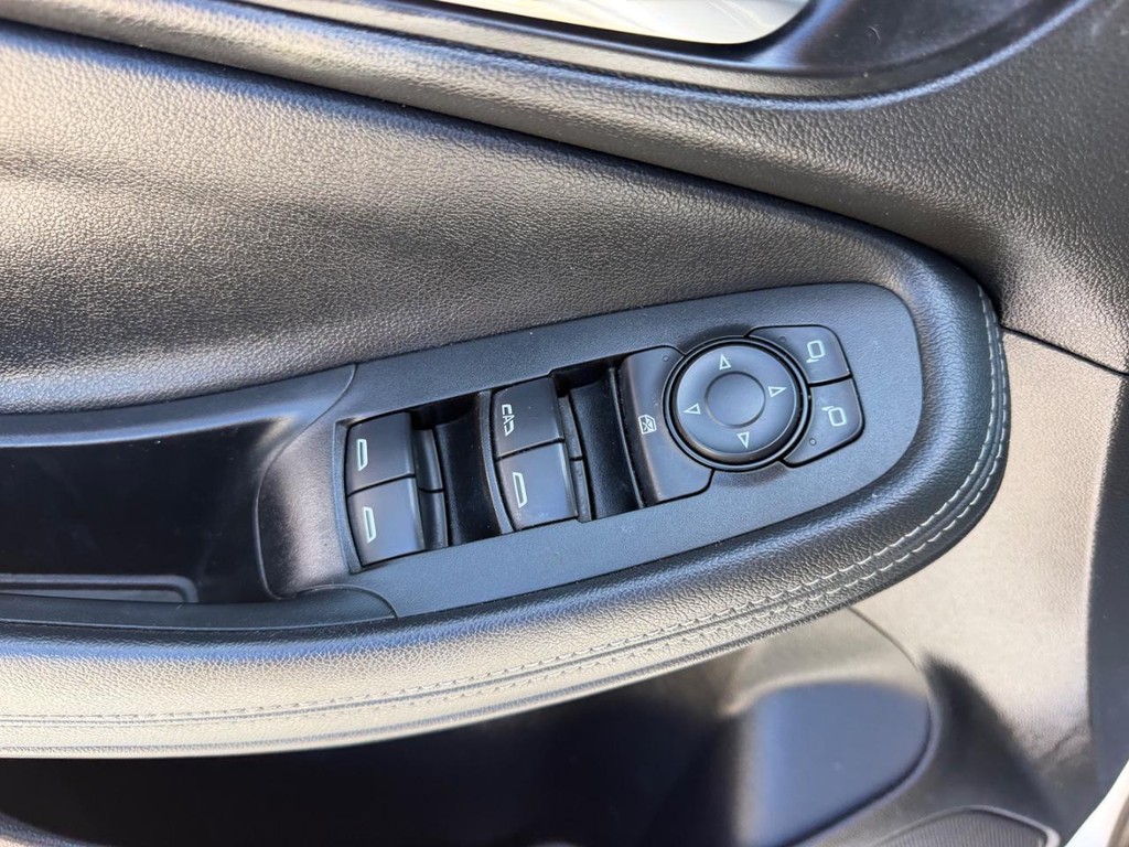 Buick Encore GX Vehicle Full-screen Gallery Image 16