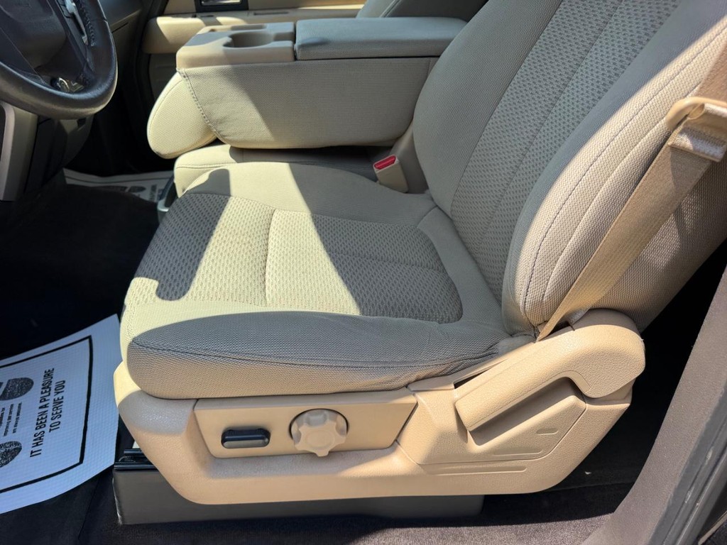 Ford F-150 Vehicle Full-screen Gallery Image 16