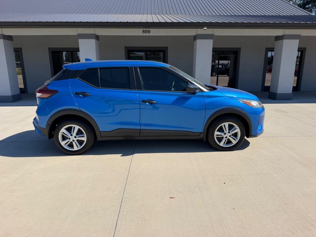 Nissan Kicks Vehicle Full-screen Gallery Image 2