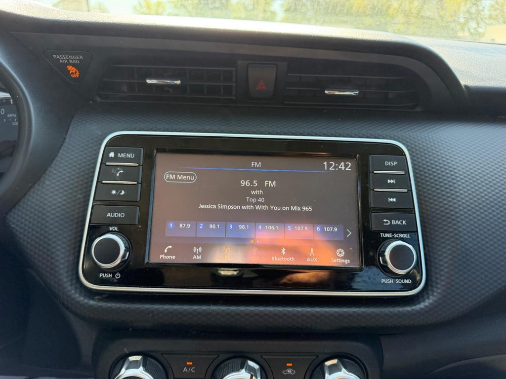Nissan Kicks Vehicle Full-screen Gallery Image 12