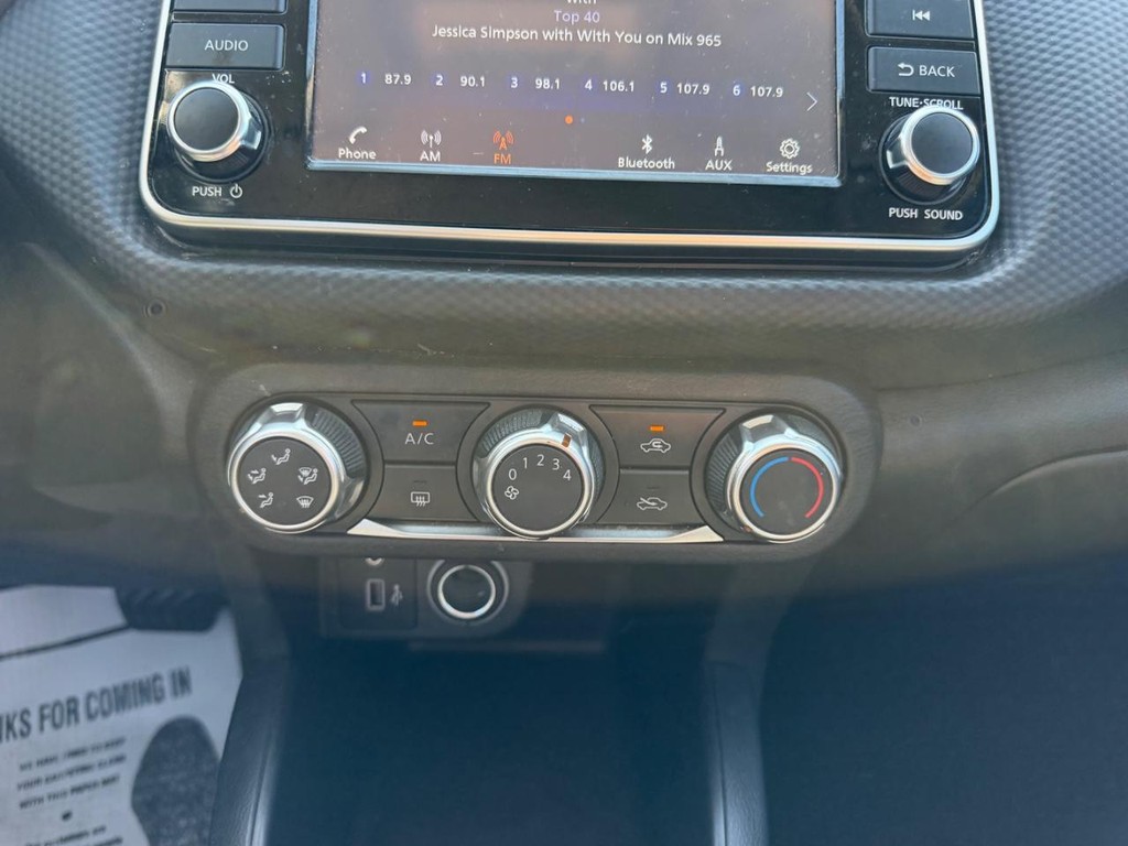 Nissan Kicks Vehicle Full-screen Gallery Image 13