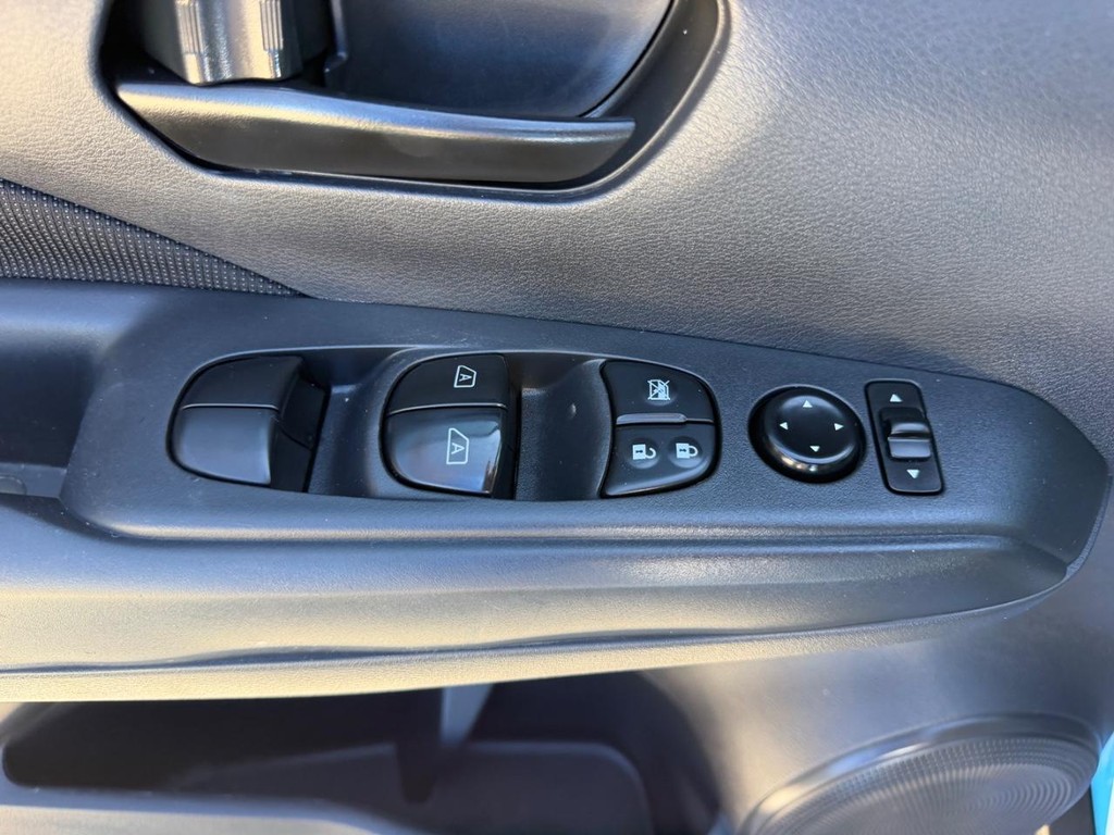 Nissan Kicks Vehicle Full-screen Gallery Image 16