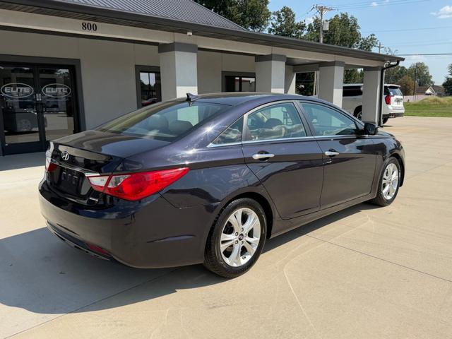 Hyundai Sonata Vehicle Full-screen Gallery Image 3