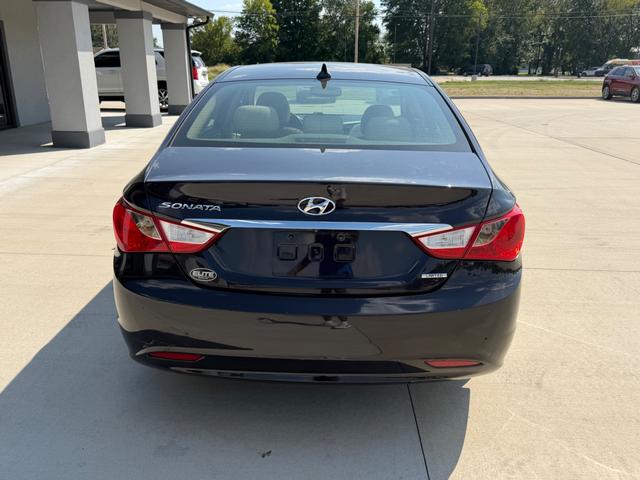 Hyundai Sonata Vehicle Full-screen Gallery Image 4