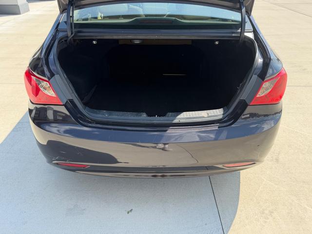 Hyundai Sonata Vehicle Full-screen Gallery Image 5