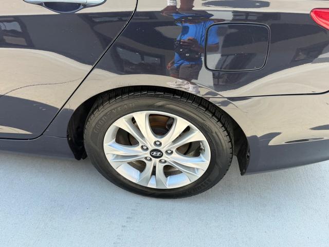 Hyundai Sonata Vehicle Full-screen Gallery Image 6