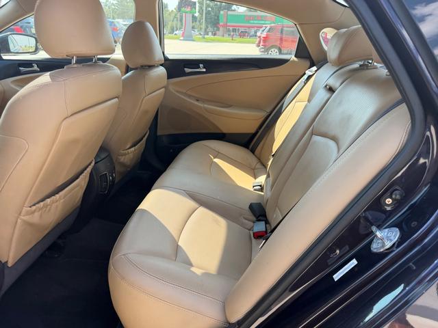 Hyundai Sonata Vehicle Full-screen Gallery Image 7