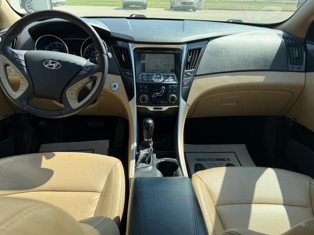 Hyundai Sonata Vehicle Full-screen Gallery Image 9
