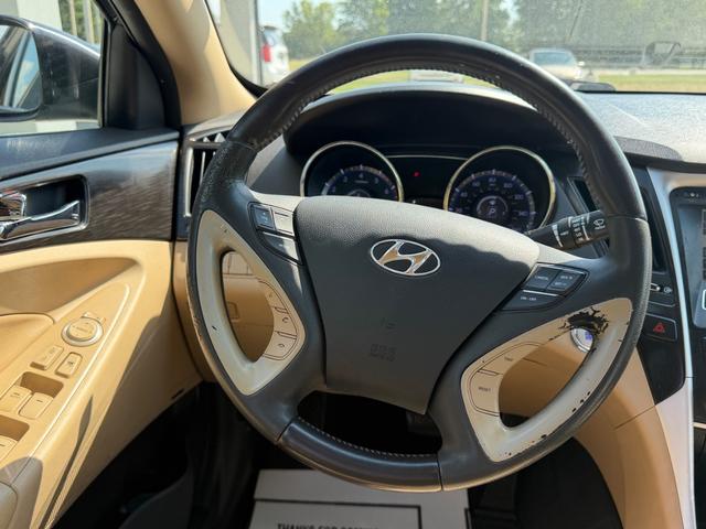 Hyundai Sonata Vehicle Full-screen Gallery Image 10