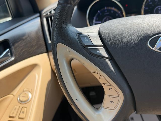 Hyundai Sonata Vehicle Full-screen Gallery Image 11