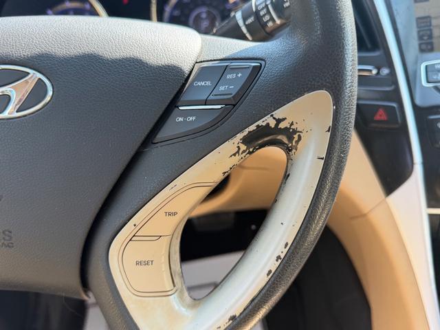 Hyundai Sonata Vehicle Full-screen Gallery Image 12